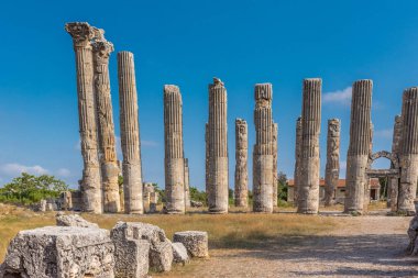 Mavi gökyüzü ile Zeus Tapınağı'nda yer alan antik, Silifke, Mersin, Türkiye antik antik kent sütunlarının mermer.