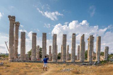 Genç adam t-shirt, mermer sütunlar Zeus tapınağında bulunan antik, Silifke, Mersin, Türkiye antik antik kenti keşfetmek... 29 Ağustos 201