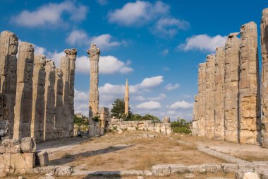 Mavi gökyüzü ile Zeus Tapınağı'nda yer alan antik, Silifke, Mersin, Türkiye antik antik kent sütunlarının mermer.
