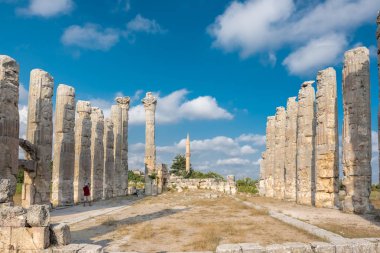 Yürüyüş ve Zeus Tapınağı'nda Ağustos 2017 Uzuncaburc,Silifke,Mersin,Turkey.29 içinde bulunan antik antik kenti keşfetmek tanımlanamayan turist