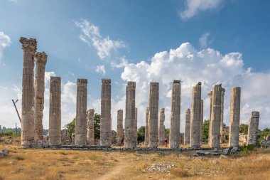 Yürüyüş ve Zeus Tapınağı'nda Ağustos 2017 Uzuncaburc,Silifke,Mersin,Turkey.29 içinde bulunan antik antik kenti keşfetmek tanımlanamayan turist