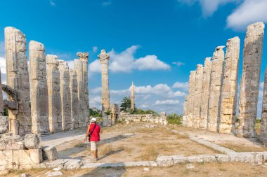 Yürüyüş ve Zeus Tapınağı'nda Ağustos 2017 Uzuncaburc,Silifke,Mersin,Turkey.29 içinde bulunan antik antik kenti keşfetmek tanımlanamayan turist