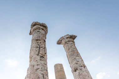 Mavi gökyüzü ile Zeus Tapınağı'nda yer alan antik, Silifke, Mersin, Türkiye antik antik kent sütunlarının mermer.