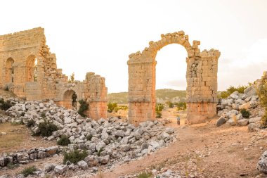 Su kemerleri veya su köprüler, Olba antik kenti antik, Silifke, Mersin, Türkiye'de bulunan mavi gökyüzü ile göster