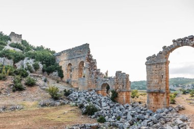 Su kemerleri veya su köprüler, Olba antik kenti antik, Silifke, Mersin, Türkiye'de bulunan mavi gökyüzü ile göster