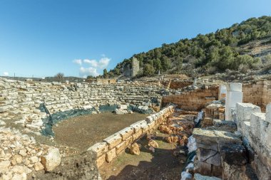 Mavi gökyüzü ile yüksek çözünürlüklü panoramik manzaralı amfi de Olba antik ilçesinde yer alan antik, Silifke, Mersin, Türkiye.