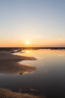 Altın doğal küçük göl veya havuzda günbatımı manzara mavi ve turuncu gökyüzü manzara. Doğa günbatımı veya gündoğumu yansıması ile bulutların üzerinde küçük su Gölü veya havuzda güneşte