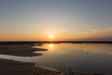 Altın doğal küçük göl veya havuzda günbatımı manzara mavi ve turuncu gökyüzü manzara. Doğa günbatımı veya gündoğumu yansıması ile bulutların üzerinde küçük su Gölü veya havuzda güneşte