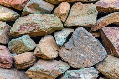 Rustik büyük taş duvar arka plan için eski bir bakış. Kopya alanı düzenlemek için