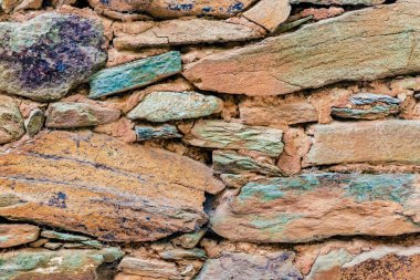 Rustik büyük taş duvar arka plan için eski bir bakış. Kopya alanı düzenlemek için