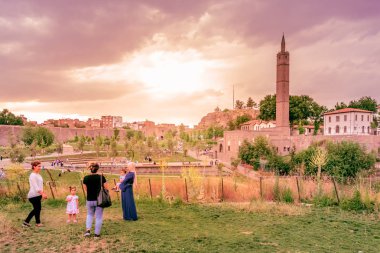 Kimliği belirsiz kişi sur region,Diyarbakir,Turkey.15 arka planda üzerinde Hazreti Süleyman Camii manzaralı genel bir park Temmuz 2018 tadını çıkarın