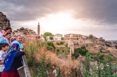 Kimliği belirsiz kişi sur region,Diyarbakir,Turkey.15 arka planda üzerinde Hazreti Süleyman Camii manzaralı genel bir park Temmuz 2018 tadını çıkarın