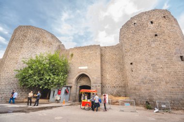 Kimliği belirsiz insanlar Diyarbakir,Turkey.15 Merkez sur bölgesinde Mardin Kapısı olarak Temmuz 2018 adlı tarihi geçit yürüyüş