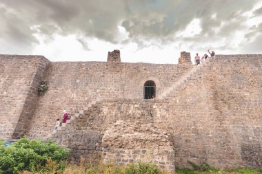 Temmuz 2018 tarihi sur region,Diyarbakir,Turkey.15 duvarlarda kimliği belirsiz kişi tırmanmak