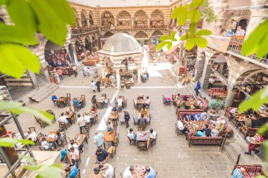 Kimliği belirsiz kişi kahvaltı ve avlu, Hasan Paşa Han, kafeler ve küçük mağazalar şimdi Diyarbakir,Turkey.16 için Temmuz 201 kullanılan bir ortaçağ Inn oturmak