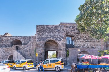 Kimliği belirsiz insanlar Diyarbakir,Turkey.16 Merkez sur bölgesinde Mardin Kapısı olarak Temmuz 2018 adlı tarihi geçit yürüyüş