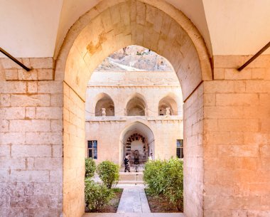 Zinciriye medrese, Mardin,Turkey.17 Haziran 201 popüler bir dönüm noktası kimliği belirsiz kişi ziyaret