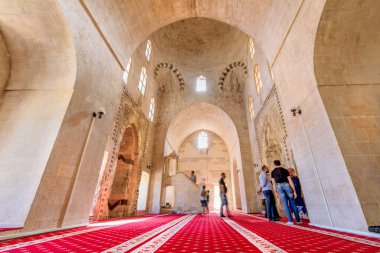 Kimliği belirsiz kişi ziyaret edin ve Zinciriye medrese, Mardin,Turkey.17 Haziran 2018 popüler bir dönüm noktası keşfedin