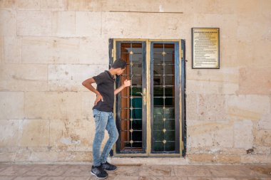Mezar, Imam Muhammet bakır Sanliurfa,Turkey.20 Haziran 201 Türbesi tanımlanamayan çocuk bakar
