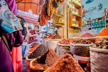 Kimliği belirsiz değişik baharat bir yerel bazaar,Sanliurfa,Turkey.19 Temmuz 201 satıyor