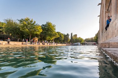 Kimliği belirsiz kişi Halil-Ur Rahman Gölü ziyaret edin veya Sanliurfa,Turkey.18 gezmeden Gol(fish lake) Temmuz 201 adlı