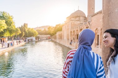Kimliği belirsiz kişi sohbet Halil-Ur Rahman Gölü veya adlandırılmış gezmeden Gol(fish lake) Sanliurfa,Turkey.18 Temmuz 201 önünde