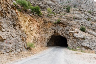 Karanlık eski uzun tünel Kemaliye kasaba veya başlangıç Erzincan, Türkiye'de gitmek için kullanılan görünümü
