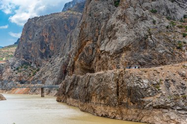 Kemaliye kasaba veya başlangıç Erzincan, Türkiye'de karanlık Kanyon yolu görünümünü manzara