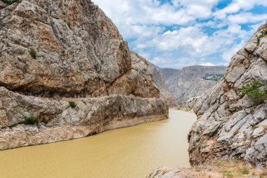 Kemaliye kasaba veya başlangıç Erzincan, Türkiye'de karanlık Kanyon yolu görünümünü manzara