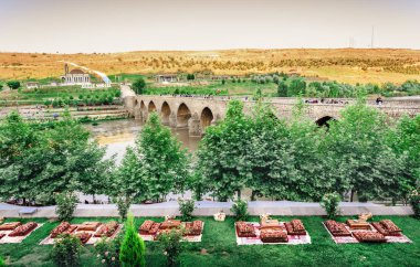 Manzaralı antik taş on gözlü köprü, orta Diyarbakır, Türkiye'nin popüler bir dönüm noktası.