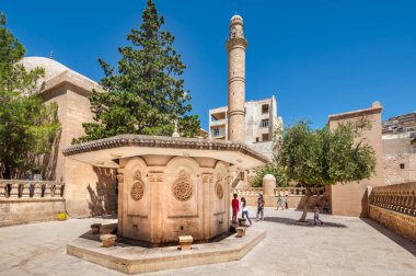 Abdullatif Haziran 2018 Mardin,Turkey.17 yılında Artuklu dönemde inşa edilen Cami avlusu kimliği belirsiz çocuk oyun