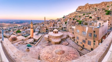 Yüksek çözünürlüklü panoramik manzara eski Mardin şehir, popüler şehir halkı ve turist için görüntülemek ve yer alan Türkiye'nin Güneydoğu.