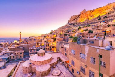 Gündoğumu peyzaj eski Mardin şehir, popüler şehir halkı ve turist için görüntülemek ve yer alan Türkiye'nin Güneydoğu.