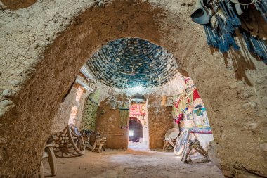 Evlerin geleneksel arı kovanı çamur tuğla çöl Şanlıurfa, Türkiye'de iç görünüm