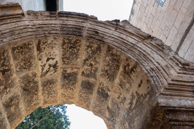 1170-1175, Şanlıurfa, Türkiye arasında inşa Ulu(Great) Camii Kapısı'nın ayrıntılı görünüm.