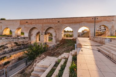 Şanlıurfa ili tarihi eski Hizmali Köprüsü