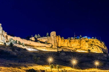 Mardin Kalesi Mardin şehir, halkı ve turist ve içinde bulunduğu Türkiye'de popüler bir şehrin gece görünümü.
