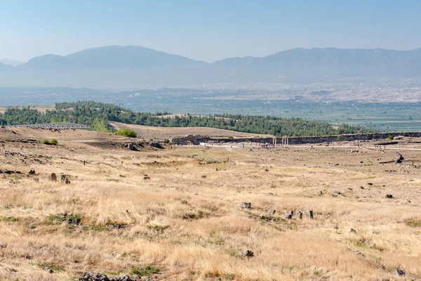 Panoramik yüksek çözünürlüklü görüntüsü Hierapolis antik şehir Pamukkale, Türkiye'de Roma ve önceden Roma dönemi kalıntıları.