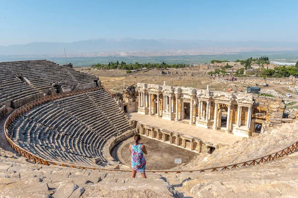 Gente Visita Las Ruinas Del Teatro Antiguo Ciudad Griega Antigua — Foto de Stock