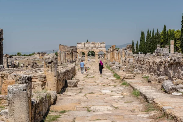 Gente Visita Letrina Largo Frontinus Street Antigua Ciudad Hierapolis Pamukkale —  Fotos de Stock