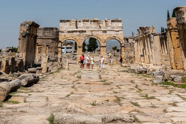 Gente Visita Letrina Largo Frontinus Street Antigua Ciudad Hierapolis Pamukkale —  Fotos de Stock