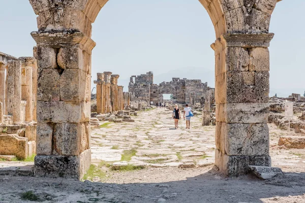 Gente Visita Puerta Bizantina Antigua Ciudad Hierápolis Pamukkale Turquía —  Fotos de Stock