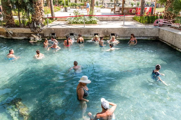 Kimliği belirsiz kişi Ağustos, 2017 antika havuzu, Hierapolis antik kenti Pamukkale,Turkey.25 içinde yüzmek