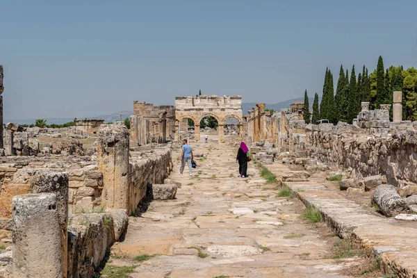 Gente Visita Letrina Largo Frontinus Street Antigua Ciudad Hierapolis Pamukkale —  Fotos de Stock