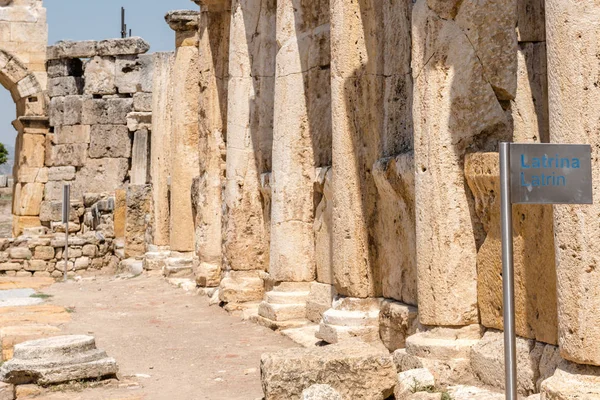 Lletrina Largo Frontinus Street Antigua Ciudad Hierápolis Pamukkale Turquía —  Fotos de Stock