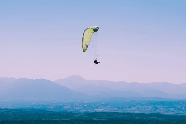 棉花城堡 上的滑翔伞 它受欢迎的石灰华池和梯田和空气中的 Paraglide — 图库照片