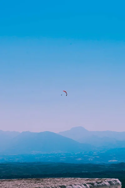 棉花城堡 上的滑翔伞 它受欢迎的石灰华池和梯田和空气中的 Paraglide — 图库照片