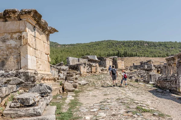 Gente Visita Las Tumbas Antiguas Necrópolis Norteña Hierápolis Pamukkale Turquía — Foto de Stock