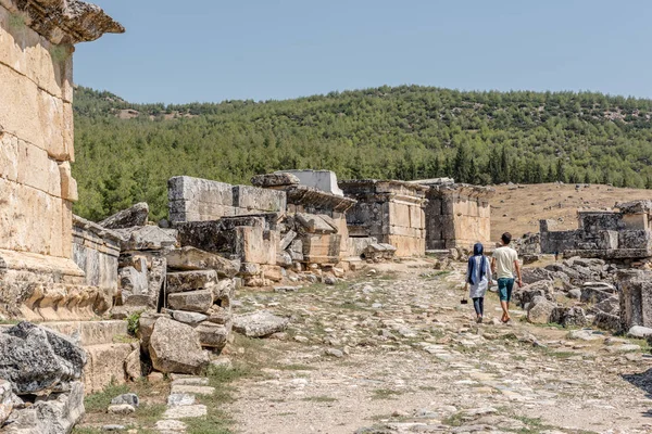 Gente Visita Las Tumbas Antiguas Necrópolis Norteña Hierápolis Pamukkale Turquía — Foto de Stock