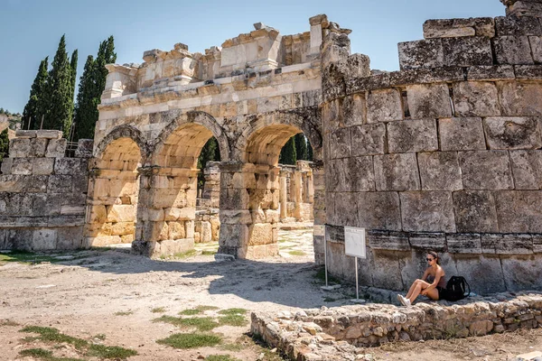 Mujer Sienta Cerca Puerta Bizantina Antigua Ciudad Hierápolis Pamukkale Turquía —  Fotos de Stock